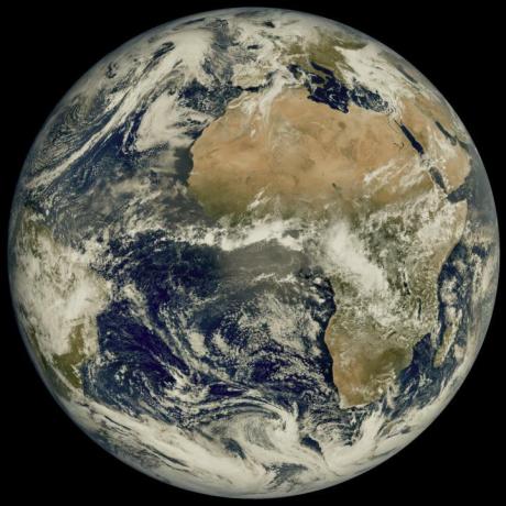 新しい気象観測衛星からの地球の最初の画像