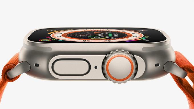 Apple Watch Ultra'nın yan tarafındaki tepenin yakından görünümü.