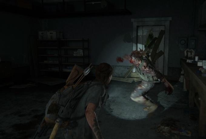 Ellie encontrando um infectado em The Last of Us Part II.