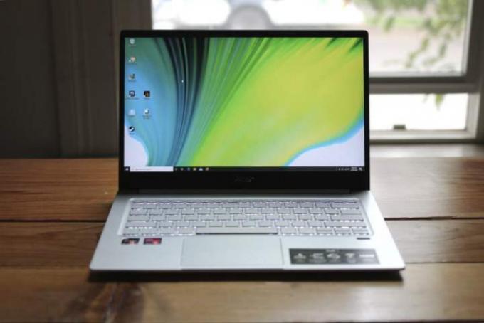 Acer Swift 3 asztalon elölnézet.