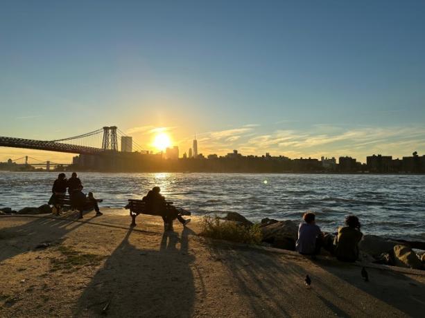 Foto av Manhattans skyline vid solnedgången, taget med iPhone 14 Pro.