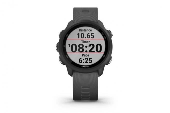 De Garmin Forerunner 245 smartwatch met de tijd en afgelegde afstand op het display.