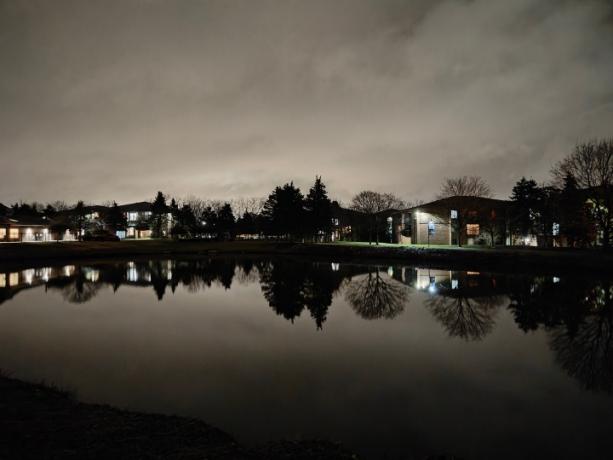 Fotografia rybníka a zatiahnutej oblohy v nočnom režime.