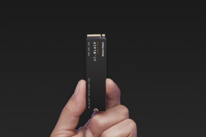 Egy kéz tartja a WD Black SN770 játékhoz készült SSD-t.
