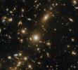 צביר הגלקסיות הזה כל כך מסיבי שהוא מעוות את המרחב-זמן