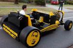 Naturalnej wielkości samochód Lego rusza w drogę z silnikiem napędzanym powietrzem
