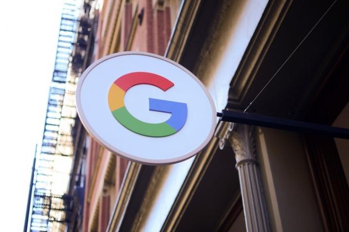 Googles logotyp utanför en stadsbyggnad.
