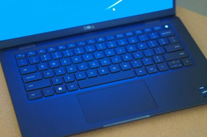 Widok z góry na komputer Dell Latitude 7330 UL, przedstawiający klawiaturę i touchpad.