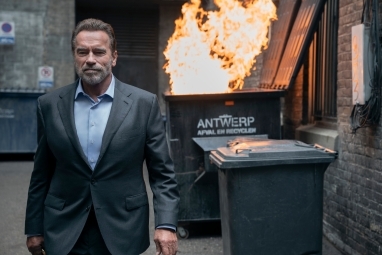 Arnold Schwarzenegger loopt weg van een vuilnisbrand in FUBAR.