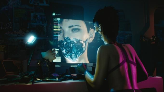 Hacker používá počítač v Cyberpunk 2077.