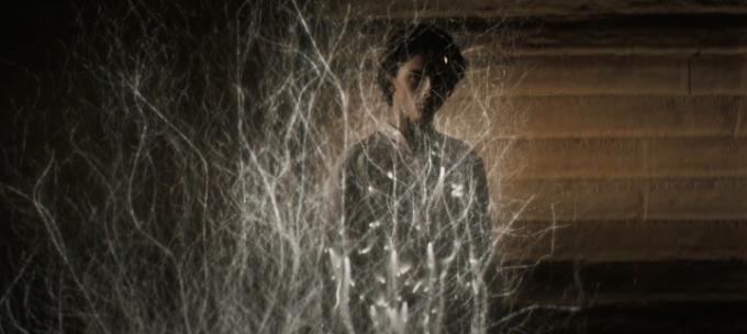 Timothée Chalamet se esconde dentro de um holograma em uma cena de Duna.
