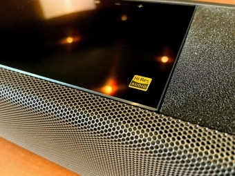 Sony HT-A7000 Dolby Atmos Soundbar, Nahaufnahme der Oberseite.