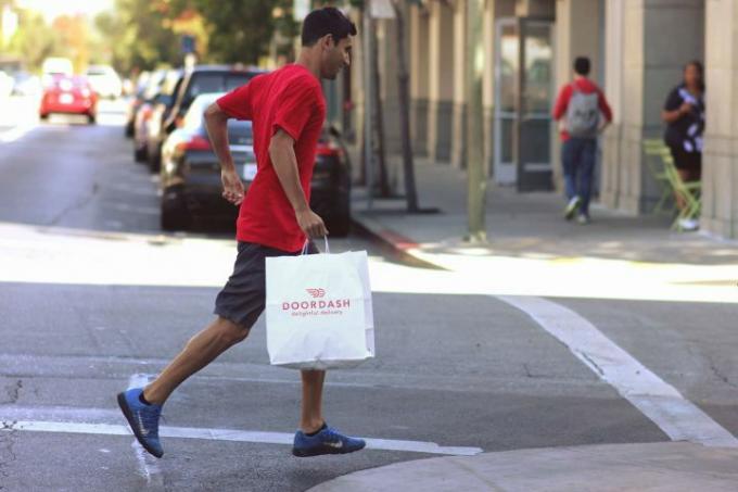 איש משלוחים של DoorDash.