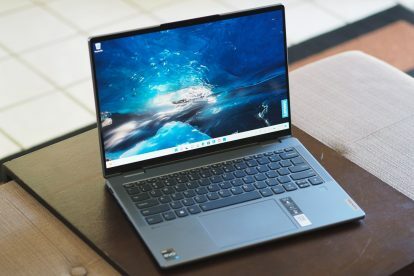 Tampilan sudut depan Lenovo Yoga 7i Gen 7 menampilkan tampilan dan dek keyboard.