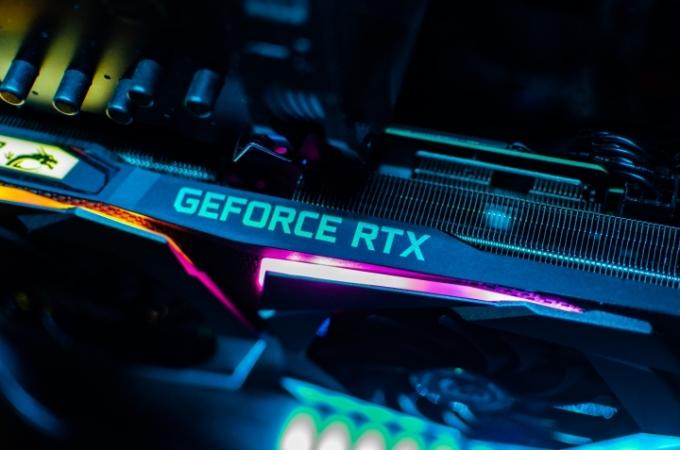 Een Nvidia GeForce RTX grafische kaart vanaf de zijkant gezien.