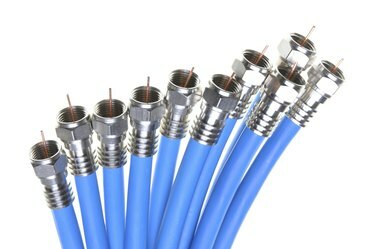 Grupo de cabos coaxiais azuis com conectores
