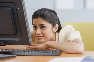India ärinaine vaatab sülearvutit