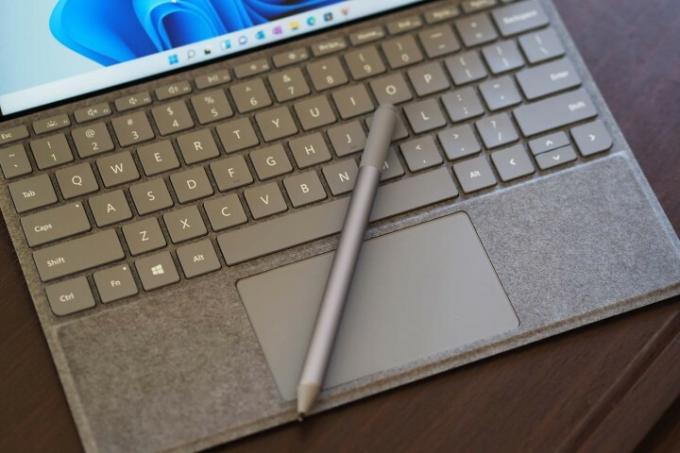 Tastiera, trackpad e stilo di Microsoft Surface Go 3.