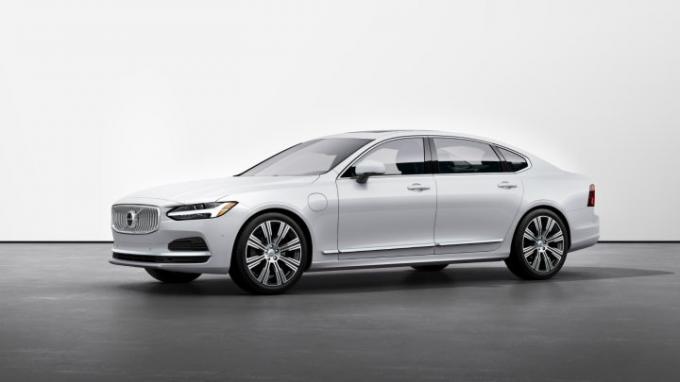 Белый Volvo S90 Recharge на белом фоне. 