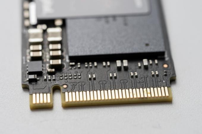 Eine Nahaufnahme eines SSD NVMe M.2 2280 Solid-State-Laufwerks.