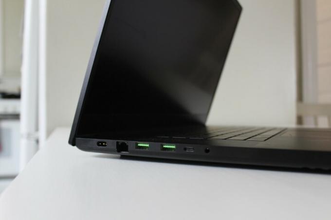 Porty na pravej strane Razer Blade 17.