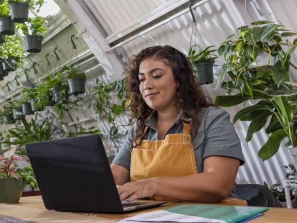 En bedriftseier som bruker QuickBooks Online på en bærbar datamaskin.