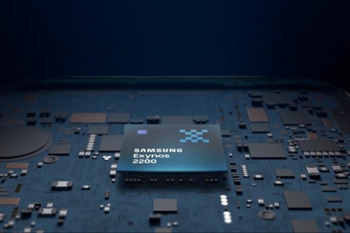 Иллюстрация чипсета Samsung Exynos 2200 на материнской плате.