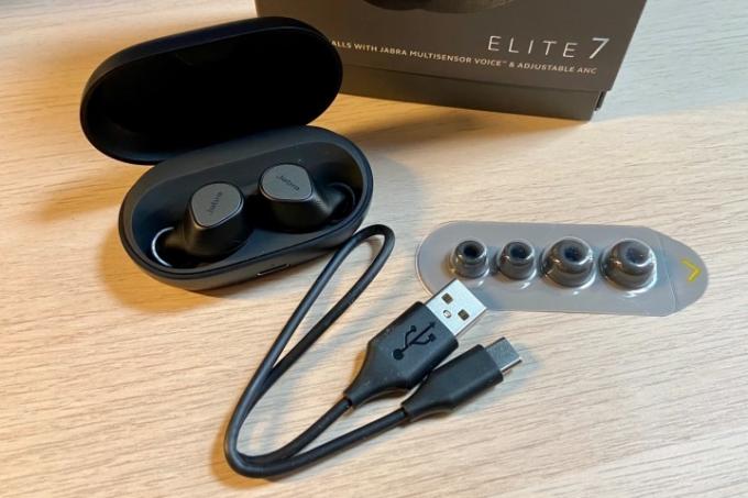 Содержимое коробки Jabra Elite 7 Pro.