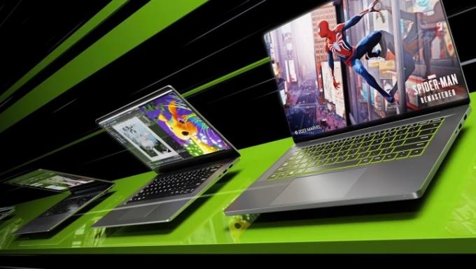 Aankomende Nvidia RTX 40-serie laptops op een zwarte en groene achtergrond.