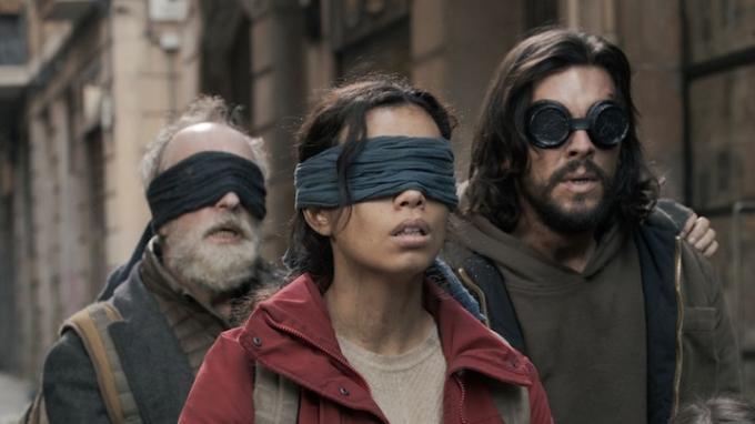 צוות השחקנים של Bird Box Barcelona.