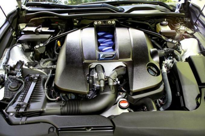Makro silnika Lexusa RC 2015