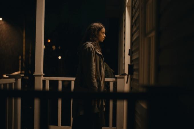 Georgina Campbell noću stoji na trijemu u Barbarianu.