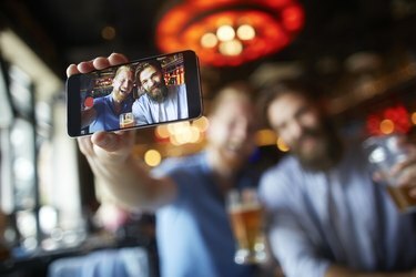 Männliche Freunde in der Bar posieren für ein Selfie
