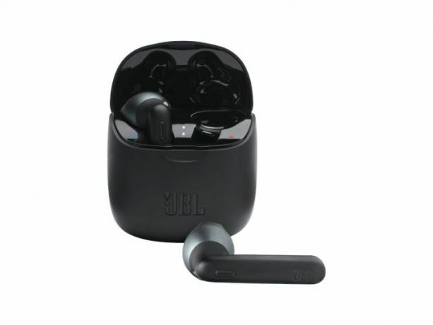 سماعات أذن JBL Tune 225tws على خلفية بيضاء.