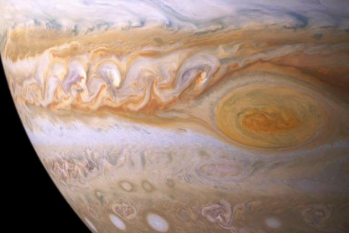 Närbild på Jupiters röda fläck.