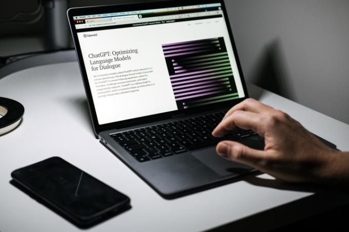 Un laptop aperto al sito Web ChatGPT.