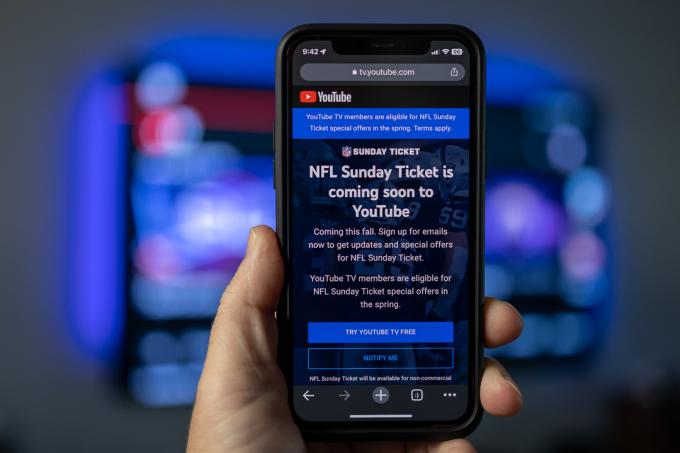 NFL Sunday Ticket-info voor YouTube TV zoals te zien op een telefoon.