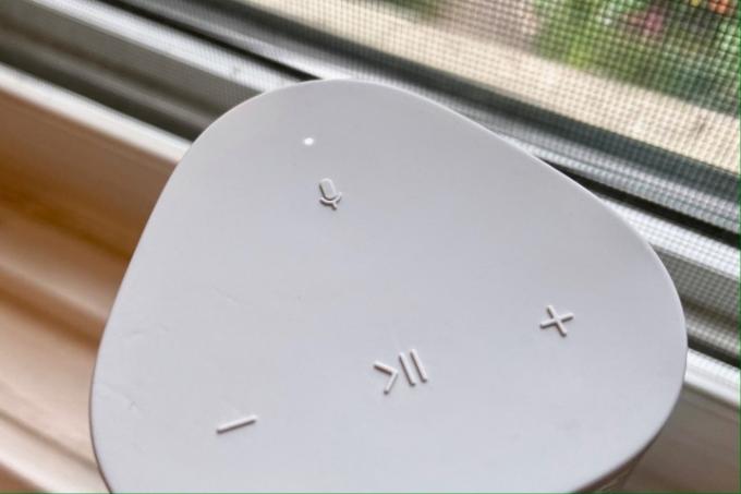 Sonos Roam のマイク ボタンとインジケーター ライトの拡大図。