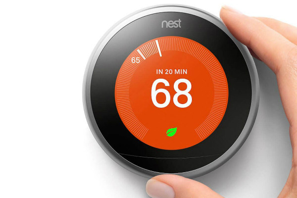 Girando a moldura do Google Nest Thermostat.