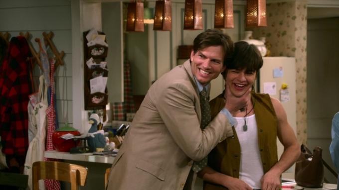 『ザット 90 年代のショー』のワンシーンで、マイケル ケルソが息子のジェイ ケルソの顔を握り、二人の男性が微笑みます。