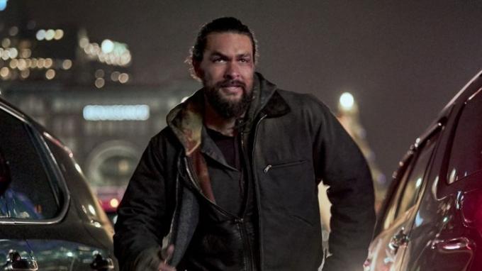 Jason Momoa rent in een stadsstraat in Sweet Girl.