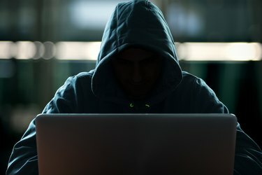Hacker frente a su computadora