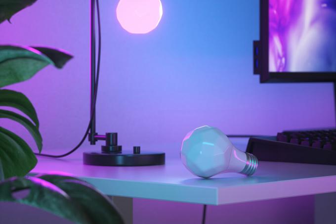 Nanoleaf Essentials Lamp op bureau.