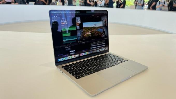 MacBook Air M2 лежит на столе.