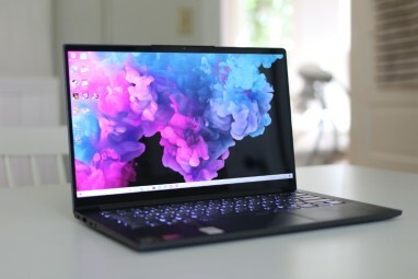 Lenovo IdeaPad Slim 7 på bordet