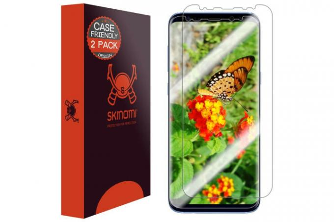 Fotografija prikazuje telefon Samsung Galaxy S8 Plus z zaščito zaslona Skinomi Techskin in rdeče-črno embalažno škatlo