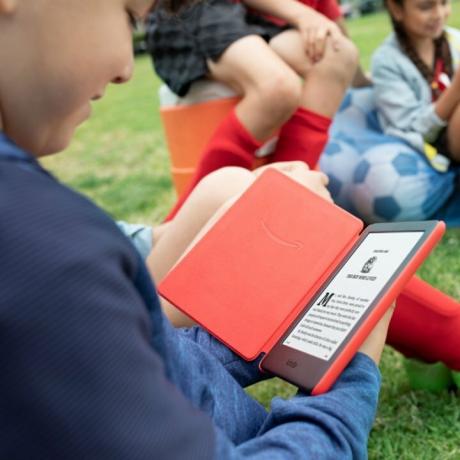 Barn som leser Amazon Kindle Kids Edition.