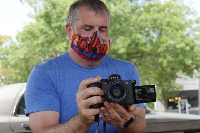 Sony A7S III med nošenjem obrazne maske