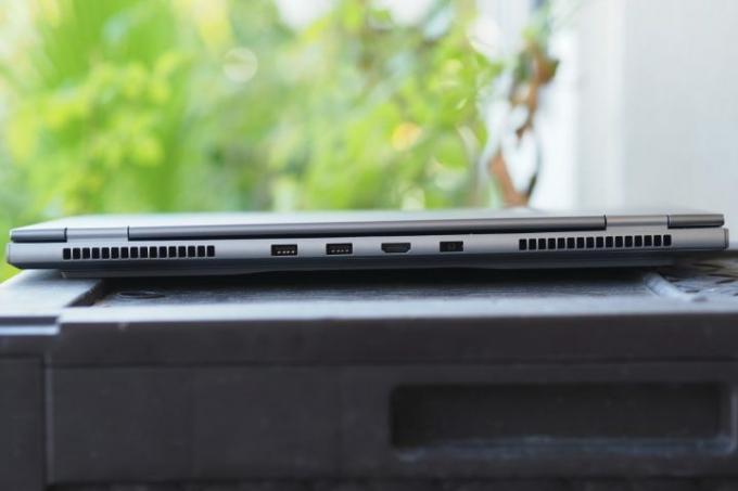 Lenovo ThinkBook 16p Gen 3 bakfra som viser porter og ventiler.