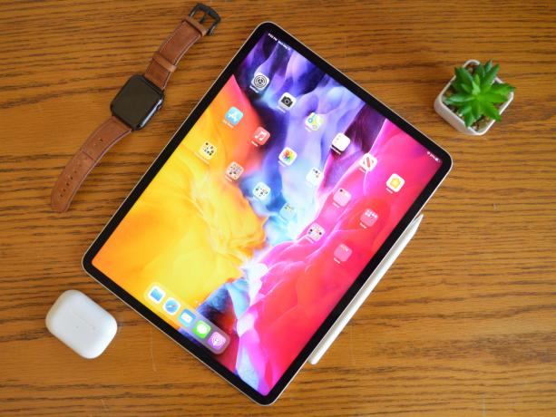 iPad Pro 2021 pöydällä ja näyttää näyttöä.